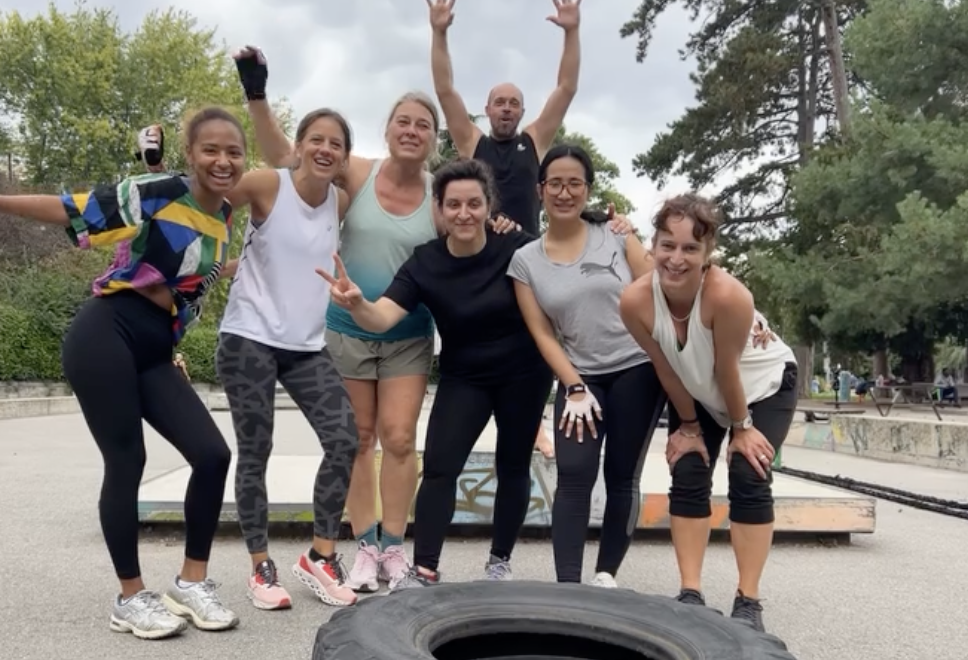 Grupo de mujeres activas en una clase de circuito metabólico de inpower en Ginebra.